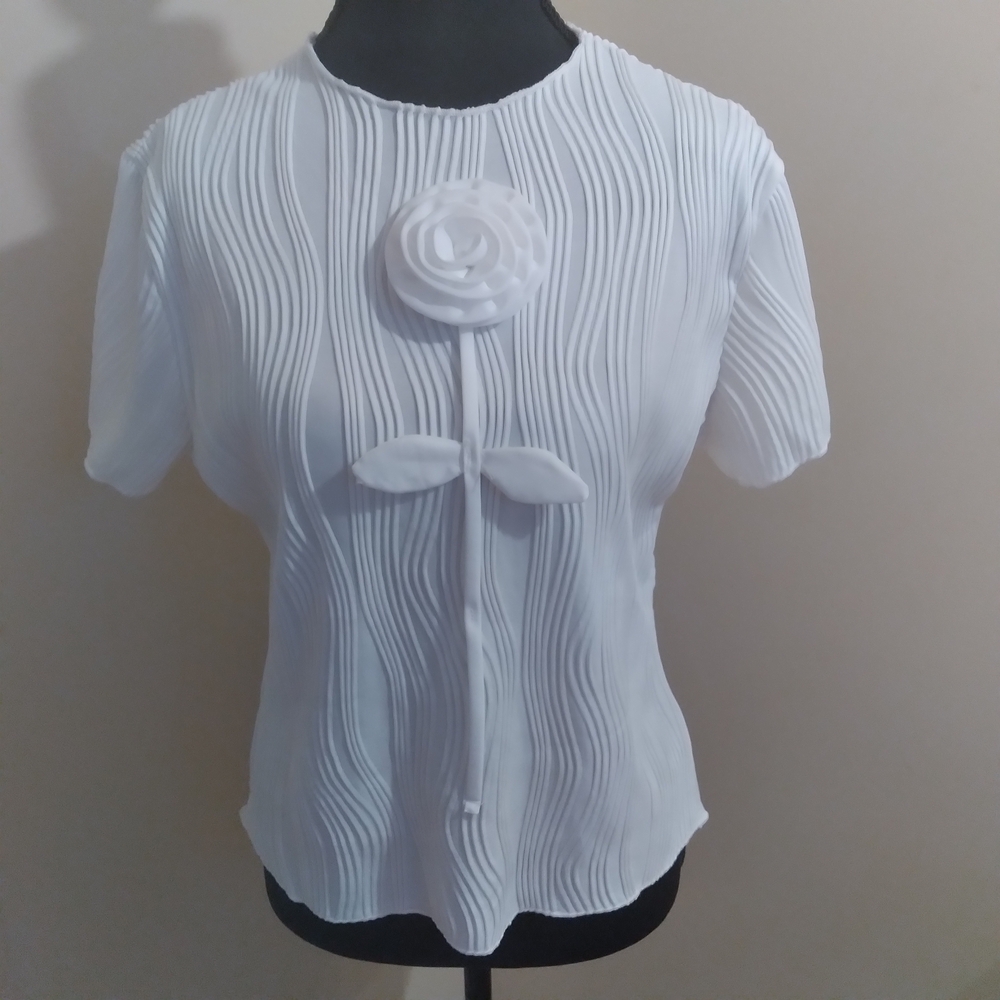 Elegant White Pleated Short-Sleeve Top Floral Accent Formal Cottgecore Large